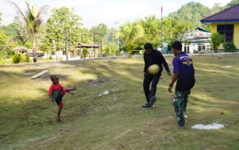 Bukan Sekadar Membangun Desa, Satgas TMMD Ke-129 Hadirkan Keceriaan Bersama Anak-Anak Kampung Sesor