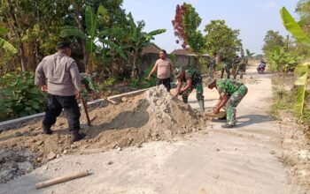 Satgas TMMD Reguler ke-129 Kodim 0726/Sukoharjo Bersama Polri dan Masyarakat Meratakan Tanah di Desa Parangjoro