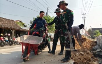 Bersama Meratakan Jalan, Satgas Tmmd TNI-POLRI dan Warga Pastikan Akses Nyaman Untuk Petani dan Pelajar