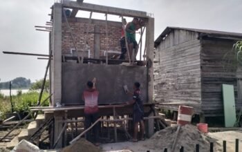 Kejar Target Penutupan TMMD ke-129, Satgas Kodim 0313/KPR Kebut Pembangunan MCK SD 013 Pangkalan Terap