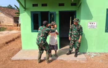 Sikap Humanis Anggota Satgas TMMD Ke-129 Tarik Simpati Warga, “Senang Bisa Ngobrol dengan Pak Tentara”