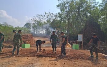 Dengan Semangat Kebersamaan, Satgas TMMD Rapikan Timbunan Gorong-Gorong Penghubung Dua Kecamatan