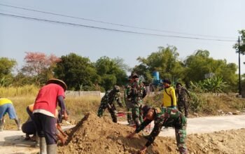 Semangat Satgas Tmmd dan Warga Ratakan Tanah di Jalan Sawah