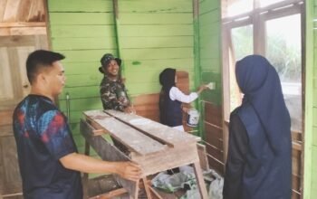 Perkuat Kemanunggalan dan Gotong Royong, Satgas TMMD ke-129 Kodim 0313/KPR Bersama Mahasiswa UNRI Pulas Rumah Bapak Dedi