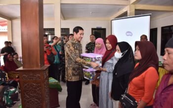 Plt Bupati Sukoharjo, Membagikan Sembako di Lokasi TMMD Reg Ke-129 Kodim 0726/Sukoharjo