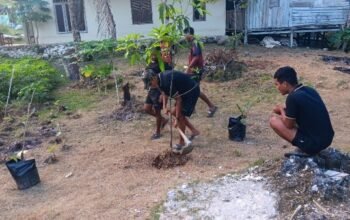 TMMD Ke-129 Kodim 1807/Sorsel, TNI dan Warga Tanam Pohon Bersama untuk Hijaukan Kampung Sesor