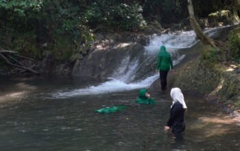 Jembatan Wisata Rampung, Persit Nikmati Keindahan Air Terjun Kampung Sesor