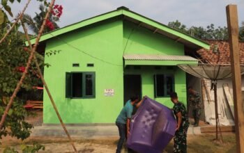 RLH Selesai Dibangun, Satgas TMMD ke-129 Kodim 0412/Lampung Utara Gotong Royong Rapikan Rumah Bu Sri Astuti