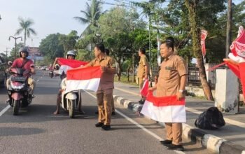 Ayo Tunjukan Semangat Kemerdekaan Mu !!! Disnaketrasn bersama Forum HRD MUBA bagikan Bendera Merah Putih