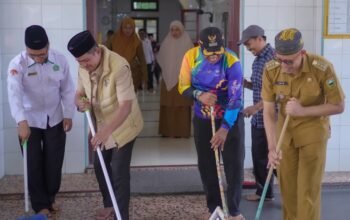 Bupati Solok Buka Kegiatan Bersih-Bersih Masjid di Nagari Cupak