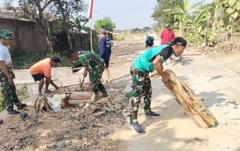 Satgas TMMD Reguler Ke-129 Bersama Warga Bersihkan Lokasi dan Pasang Umbul-Umbul