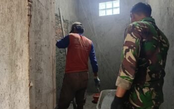 Satgas TMMD Ke-129 Kodim 0726/Skh Gotong Royong Plester Dinding Masjid Al Mubarok Parangjoro