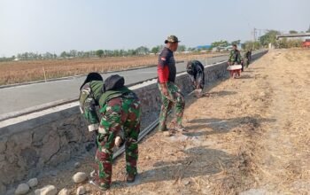 Gotong Royong Jalan Terus, Satgas Tmmd Reg Ke-129 Kodim 0726/Sukoharjo Bersihkan Talut Bersama Warga Di Desa Parangjoro