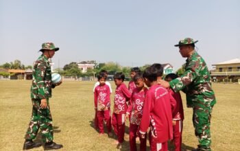 Tanamkan Pola Hidup Sehat, Satgas Tmmd Beri Arahan Pentingnya Olahraga Ke Pelajar Sdn Parangjoro 2