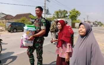 Bantu ibu ibu bawakan sembako, Satgas TMMD Reguler 129 Kodim 0726/Sukoharjo