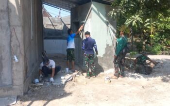 Satgas TMMD Reguler Ke-129 dan Warga Parangjoro Bersama-sama Kebut Pengecatan Tempat Wudhu Masjid Al Mubarok