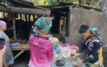 Kepedulian Warga, Satgas Tmmd Kodim 0726/Sukoharjo Diberi Jajanan Pasar Di Desa Parangjoro