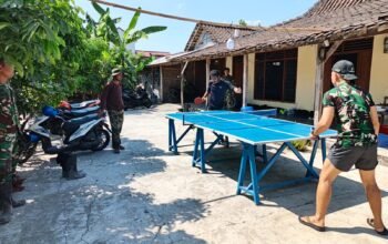 Jaga Kebugaran Tubuh, Satgas Tmmd Kodim 0726/Sukoharjo Olahraga Tenis Meja Di Sela Kegiatan
