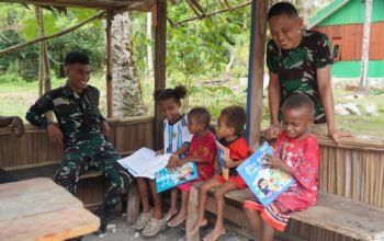 Canda dan Tawa Warnai TMMD Ke-129, Kedekatan Satgas TNI dengan Anak-Anak Kampung Sesor Semakin Erat