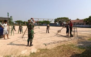 Satgas TMMD Reguler ke-129 Kodim 0726/Sukoharjo Bersama Warga Desa Parangjoro Gotong Royong Pasang Tenda