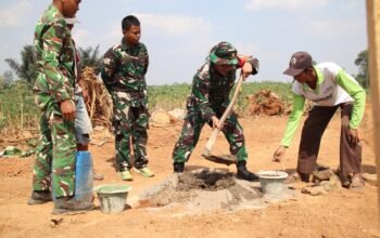 Turun Langsung Bantu Pengerjaan Dansatgas TMMD Aduk Semen hingga Pasang Batu