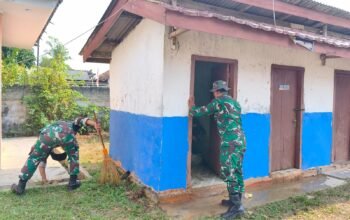 Pastikan Kelayakan Sarpras Tamu Undangan, Satgas TMMD Kodim 0412 Kerahkan Personel Bersihkan MCK SMPN 2