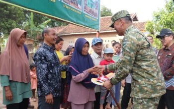 Pangdam XXI/RI Serahkan Kunci Secara Simbolis kepada Penerima Bantuan RTLH TMMD Ke-129 Kodim 0412/LU
