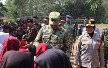Pangdam XXI/RI Disambut Antusias Warga di Lapangan Sepak Bola Desa Ciamis