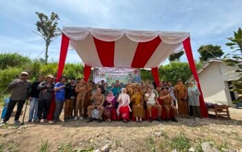 Bunda Lingkungan Hidup Kabupaten Solok Launching Program 1 Rumah 1 Komposter di Alahan Panjang