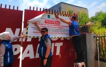 Reklame Tak Bayar Pajak, Bapenda Muba Tempel Stiker Teguran