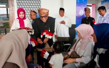 Merah Putih Menggema di Stasiun dan Kereta Api, KAI Divre II Sumbar Semarakkan HUT ke-81 RI bersama Pelanggan