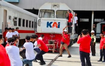 Bukan Tarik Tambang, Ini Tarik Lokomotif! KAI Divre II Sumbar Adu Kompak Gerakkan 42 Ton