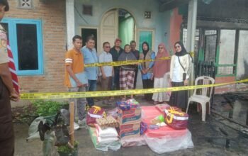 Dinsos Agam Salurkan Bantuan untuk Dua Keluarga Korban Kebakaran di Koto Gadang