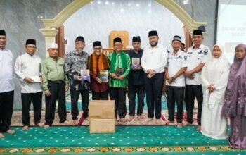 Dukung Program Smart Surau, Fadly Amran Terima Bantuan ratusan Al-Qur’an dari Gebu Minang Jawa Barat