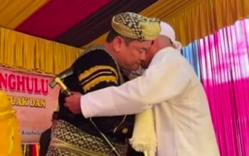 Pahrel Sandang Gelar Kari Ibrahim Basa Sambilan dalam Prosesi Adat Nagari Jambak