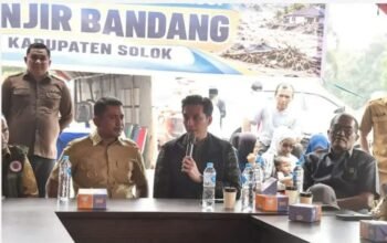 Didampingi Wakil Ketua DPRD Jaswandi, Wali Kota Riyanda Putra Serahkan Bantuan Rp100 Juta untuk Korban Galodo Solok