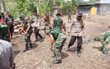 Dipimpin Serda Uun Sugianto, Personel dan Warga Bersihkan Lokasi Sasaran Fisik TMMD ke-130