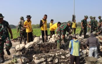 Dukung Kelancaran Irigasi, Satgas TMMD ke-130 Kodim Bantul Laksanakan Pemasangan Batu di Sendangsari