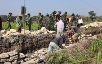Satgas TMMD ke-130 Kodim Bantul Laksanakan Pengecoran Saluran Irigasi di Sendangsari
