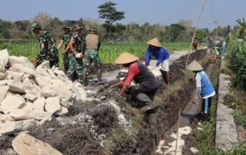 Satgas TMMD ke-130 Kodim Bantul Tata Batu Dasar Saluran Irigasi di Sendangsari