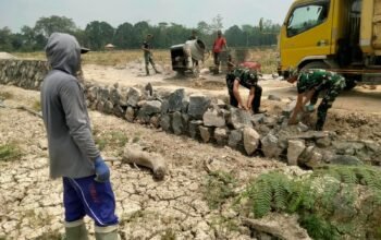Perkuat Jalan Desa, Satgas TMMD Ke-130 Pasang Talud Penahan Tanah di Kedua Sisi Ruas Jalan — Capaian 36 Persen