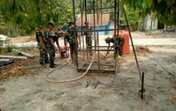 Penuhi Kebutuhan Air Bersih, 5 Personel TNI Satgas TMMD Ke-130 Kerjakan Sumur Bor di Kediaman Warga