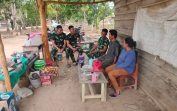 Sela Istirahat Siang, Satgas TMMD Ke-130 Kodim 0403/OKU Manfaatkan Waktu untuk Komunikasi Sosial Bersama Warga